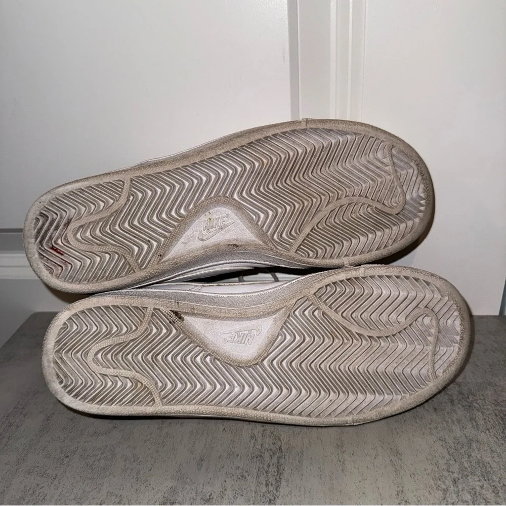 Used White Nike Size 4.5Y